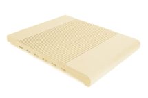 Ступень из ДПК АЙ-ТЕХПЛАСТ цвета слоновой кости.